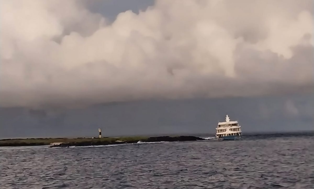 armada-rescato-a-tripulantes-y-pasajeros-del-barco-cormoran-ii-varado-en-las-islas-galapagos