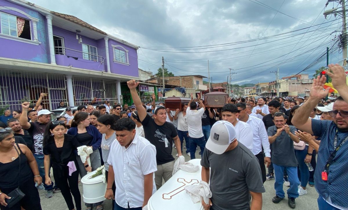 asi-fue-el-ultimo-adios-a-la-familia-que-murio-durante-deslizamiento-de-tierra-en-portoviejo-manabi