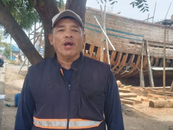 Carlos Alberto Bailón, de profesión constructor naval, habla sobre la importancia del astillero, donde se construyen los barcos de diferentes calados.