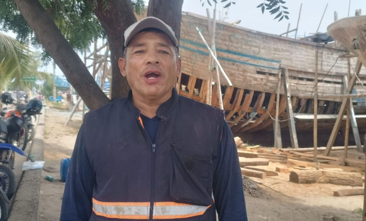 Carlos Alberto Bailón, de profesión constructor naval, habla sobre la importancia del astillero, donde se construyen los barcos de diferentes calados.