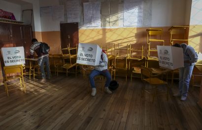 La participación en las elecciones locales de Ecuador llega al 33 % al mediodía