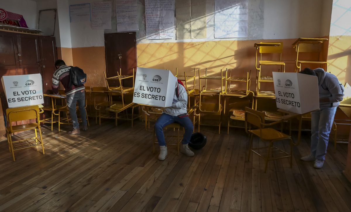 La participación en las elecciones locales de Ecuador llega al 33 % al mediodía