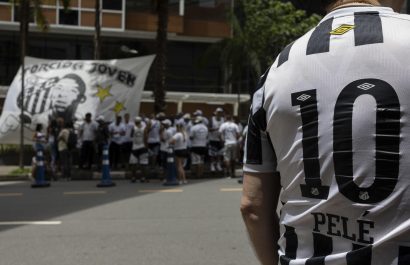Hinchas hacen vigilia frente a hospital para pedir por la salud de Pelé