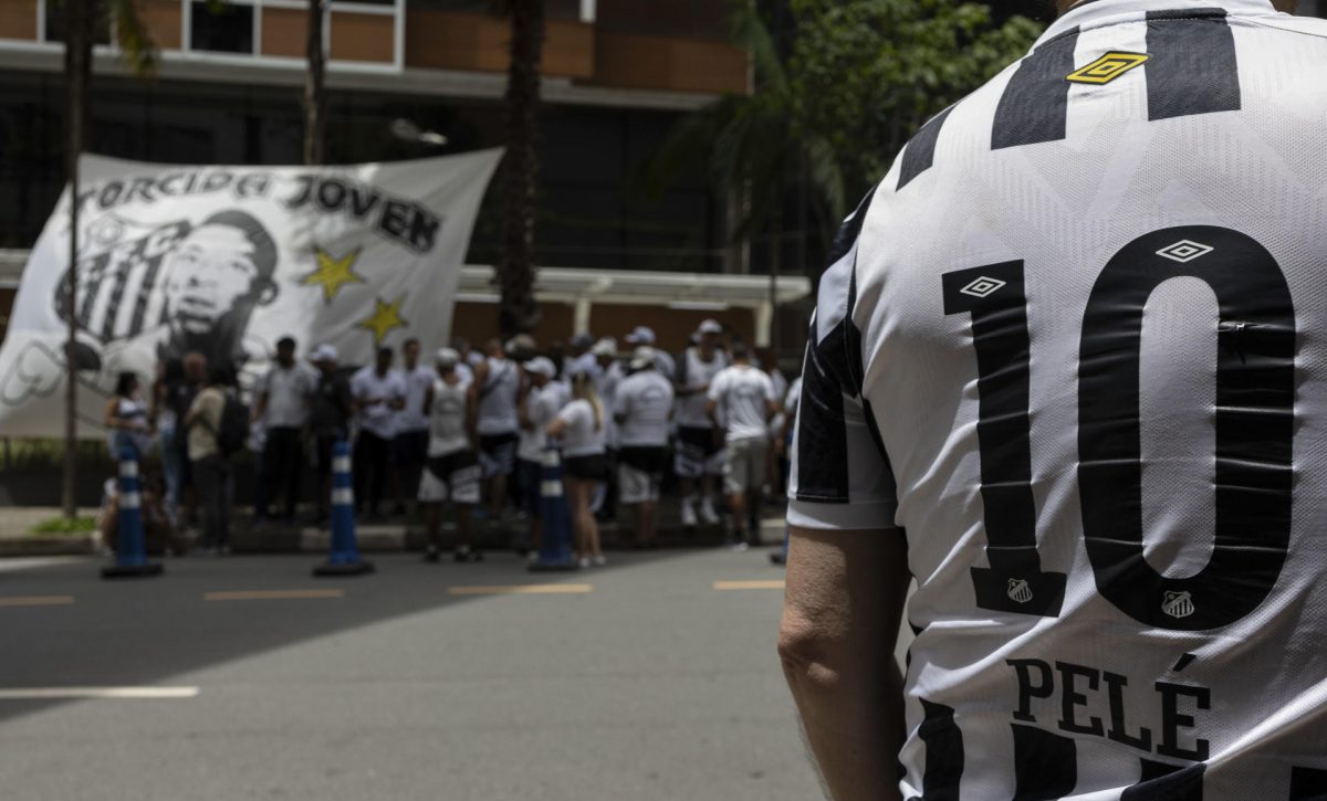 Hinchas hacen vigilia frente a hospital para pedir por la salud de Pelé