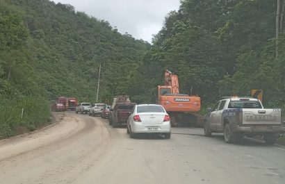 bomberos-con-la-ayuda-de-maquinaria-pesada-limpiaron-un-deslave-que-cayo-sobre-la-via-en-el-cerro-de-junin-en-manabi