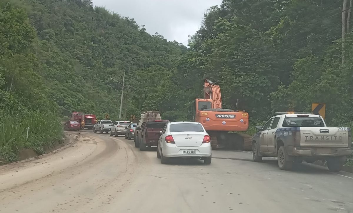 bomberos-con-la-ayuda-de-maquinaria-pesada-limpiaron-un-deslave-que-cayo-sobre-la-via-en-el-cerro-de-junin-en-manabi
