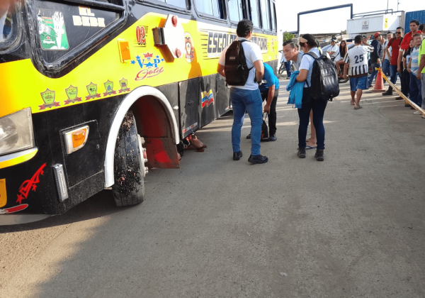 Magdalena Macías, de alrededor de 65 años, fue arrollada por un bus institucional mientras cruzaba la vía