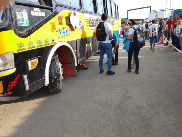 Magdalena Macías, de alrededor de 65 años, fue arrollada por un bus institucional mientras cruzaba la vía