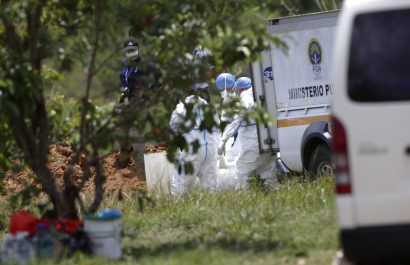 Panamá entierra a trece migrantes no reclamados ni identificados tras un accidente