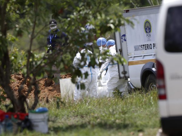 Panamá entierra a trece migrantes no reclamados ni identificados tras un accidente