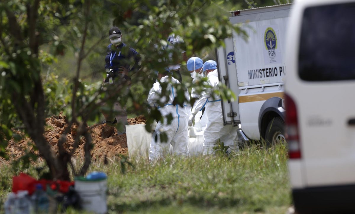 Panamá entierra a trece migrantes no reclamados ni identificados tras un accidente