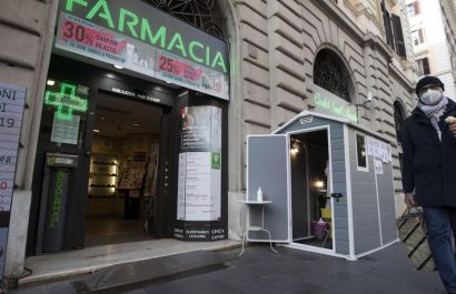 caseta-para-realizar-test-rapidos-en-una-farmacia-de-roma
