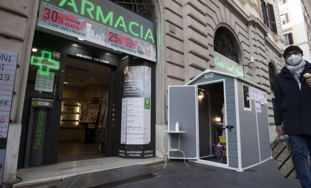 caseta-para-realizar-test-rapidos-en-una-farmacia-de-roma