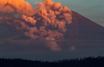 El volcán ecuatoriano Sangay lanza una columna de ceniza de unos 1.200 metros