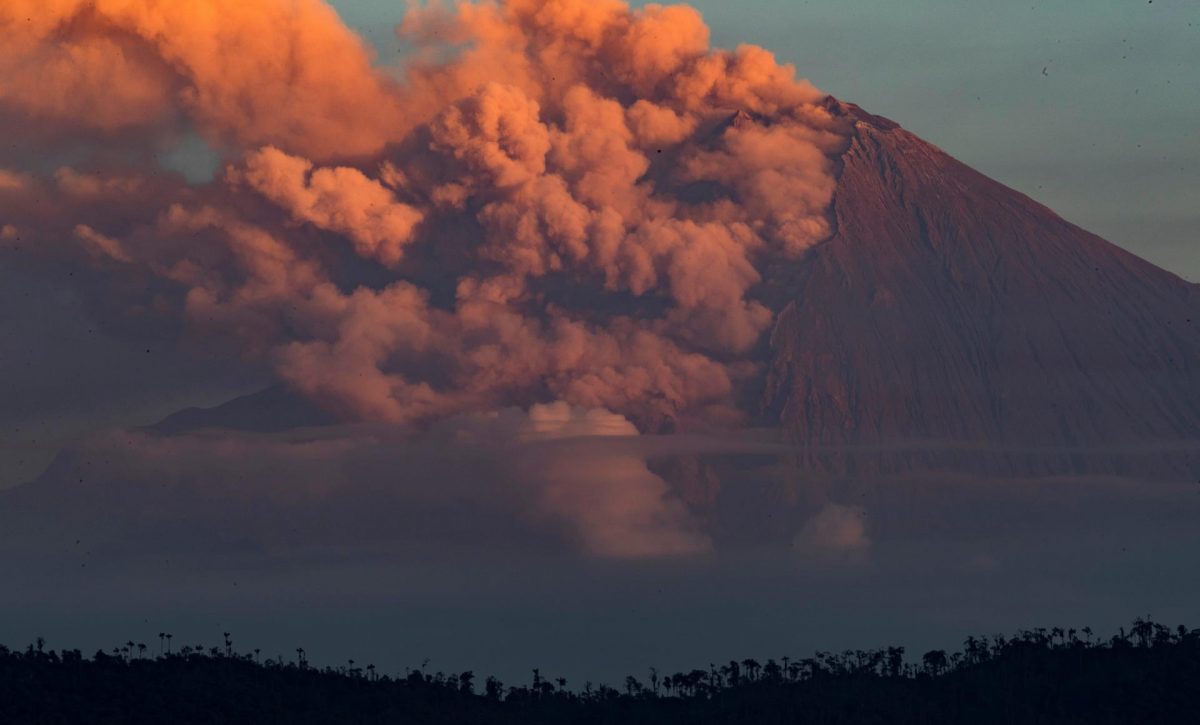 El volcán ecuatoriano Sangay lanza una columna de ceniza de unos 1.200 metros