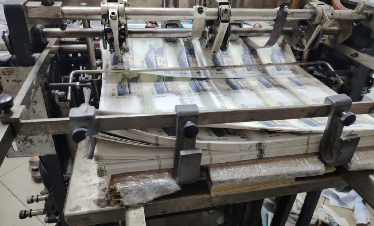 cientos-de-planchas-de-billetes-falsos-confisco-la-policia-peruana-durante-un-operativo-realizado-en-san-martin-de-porres