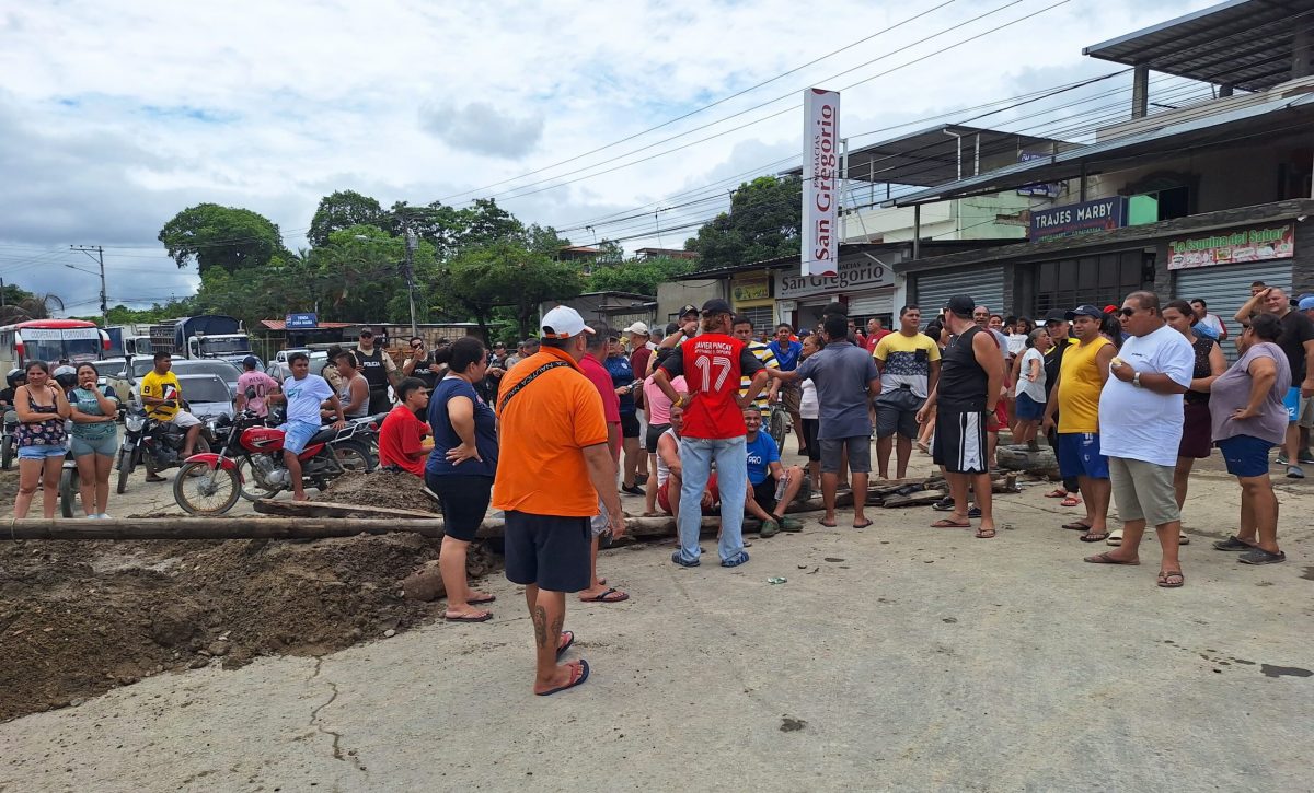 cientos-de-vehiculos-quedaron-varados-en-la-via-portoviejo-santa-ana-donde-se-dio-el-cierre-temporal-de-la-carretera