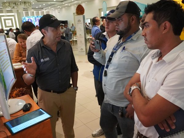 cultivadores-del-sector-palmero-de-ecuador-conocieron-la-innovacion-tecnologica-en-el-evento-summit-palmero-2025-en-santo-domingo-de-los-tsachilas-ecuador