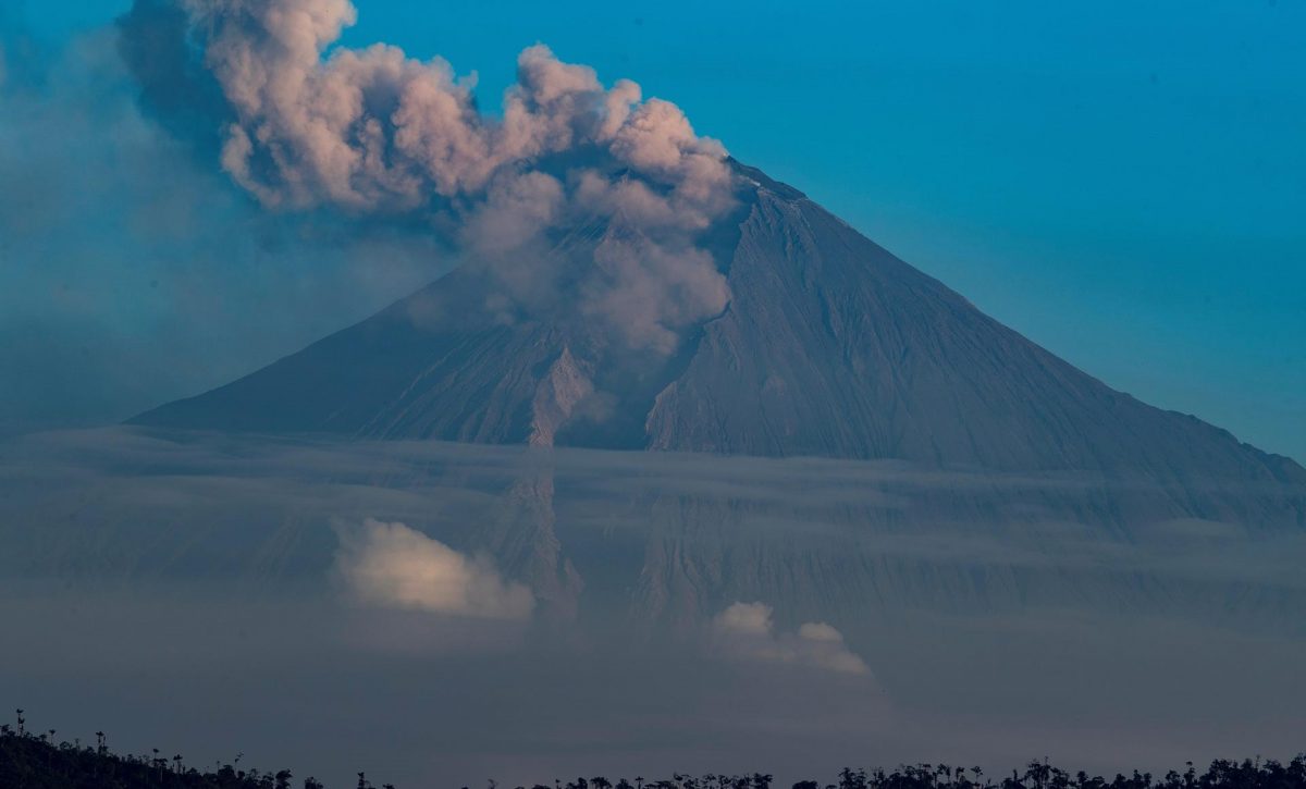 Los volcanes Cotopaxi, Sangay y Reventador lanzan ceniza en Ecuador