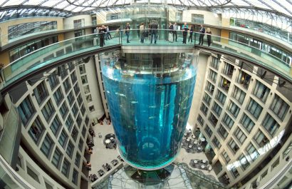 Revienta en Berlín el mayor acuario cilíndrico mundial por posible deterioro