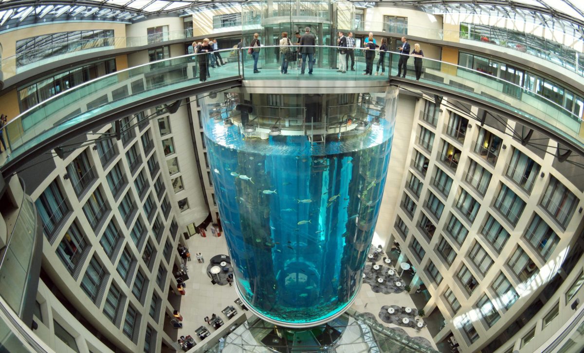 Revienta en Berlín el mayor acuario cilíndrico mundial por posible deterioro