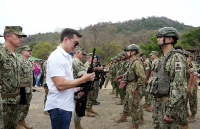 daniel-noboa-entrega-a-las-fuerzas-armadas-armamento-decomisado-en-operativos