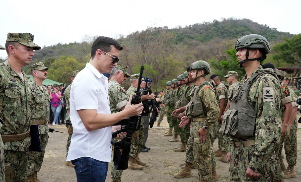 daniel-noboa-entrega-a-las-fuerzas-armadas-armamento-decomisado-en-operativos