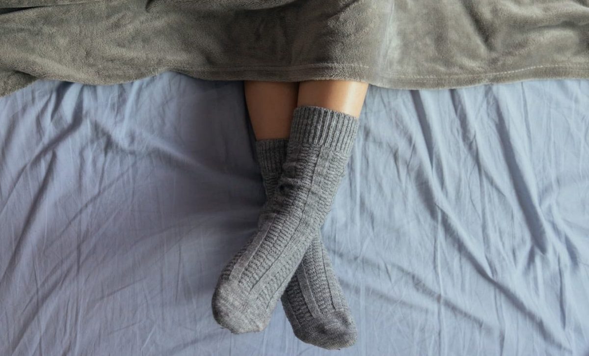 dormir-con-calcetines-1-e1741811013110
