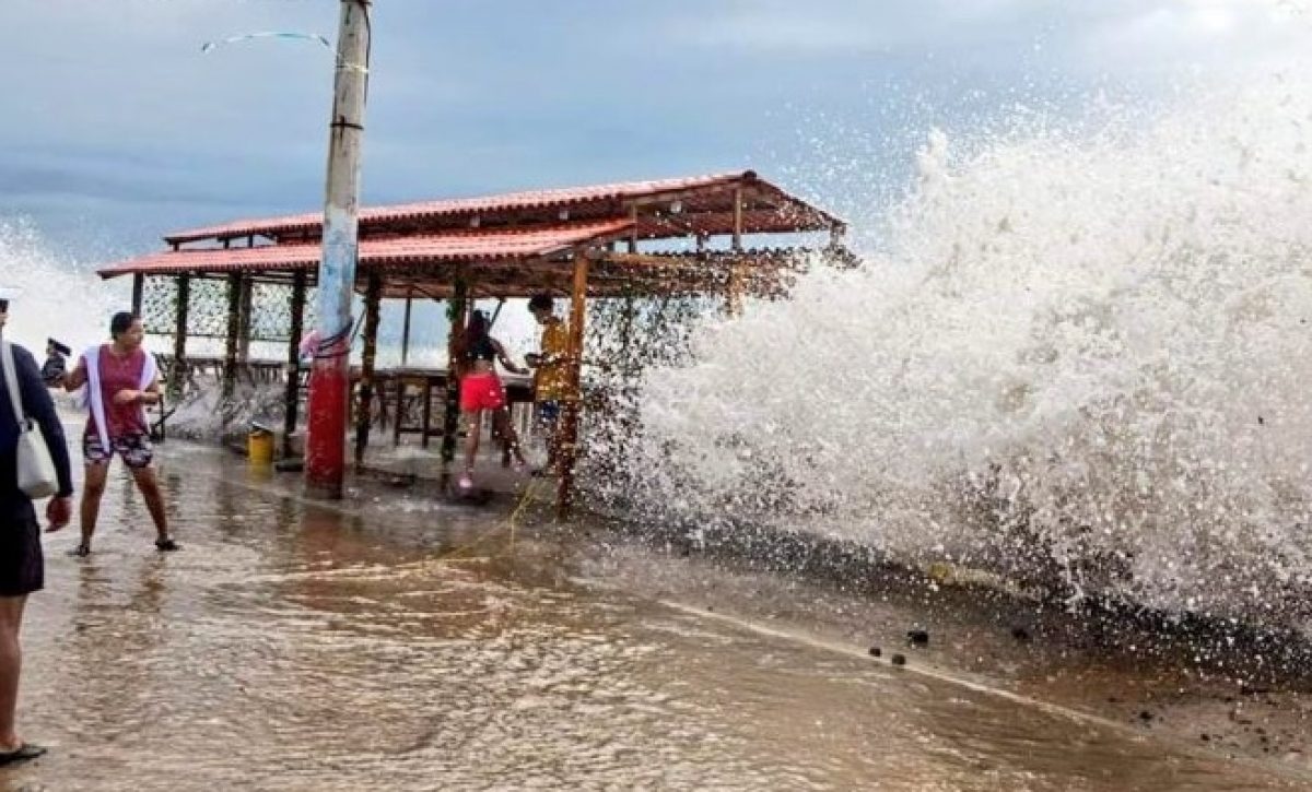 durante-el-feriado-de-carnaval-ecuador-enfrentara-mar-agitado-en-su-costa-acompanado-de-lluvias-y-olas-de-hasta-dos-metros-informo-e-linocar