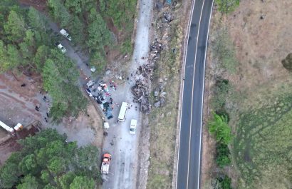 Suben a 39 los muertos al caer autobús con migrantes por precipicio en Panamá
