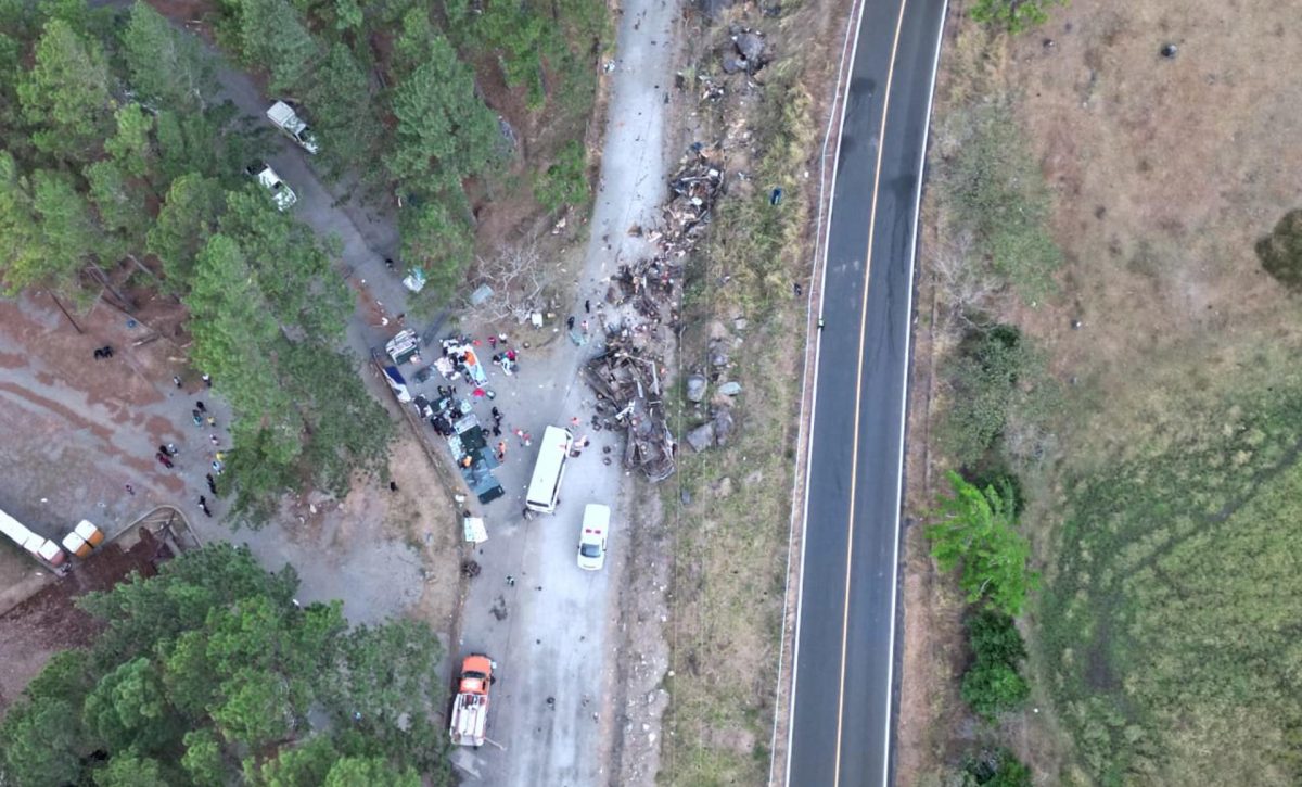 Suben a 39 los muertos al caer autobús con migrantes por precipicio en Panamá