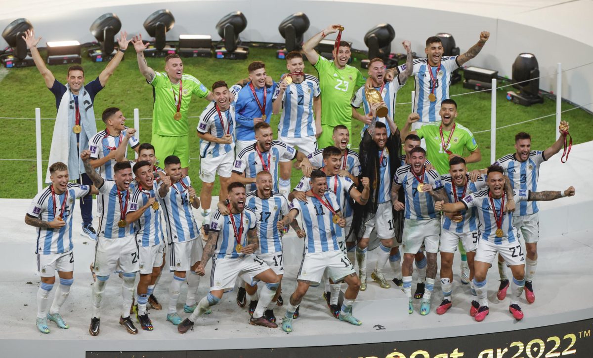 La selección de Argentina parte rumbo a su país con la Copa del Mundo