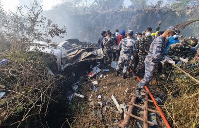 Hallan 68 cadáveres tras el accidente aéreo con 72 pasajeros a bordo en Nepal