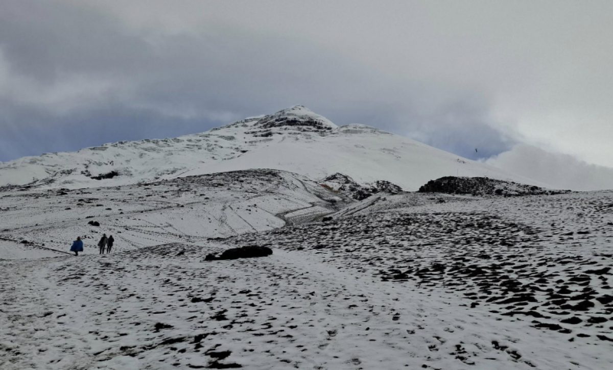 ecuador-al-menos-ocho-personas-estan-atrapadas-tras-avalancha-en-el-volcan-cotopaxi-1