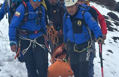 ecuador-rescatan-y-evacuan-a-ocho-personas-tras-avalancha-en-el-volcan-cotopaxi