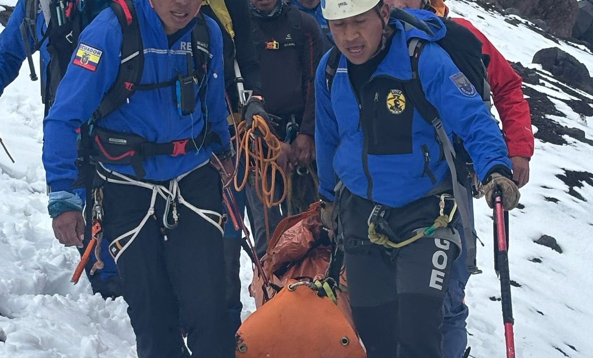 ecuador-rescatan-y-evacuan-a-ocho-personas-tras-avalancha-en-el-volcan-cotopaxi