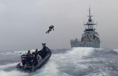 ejercito-britanico-practica-trajes-voladores-asaltar-barcos-piratas-2324585