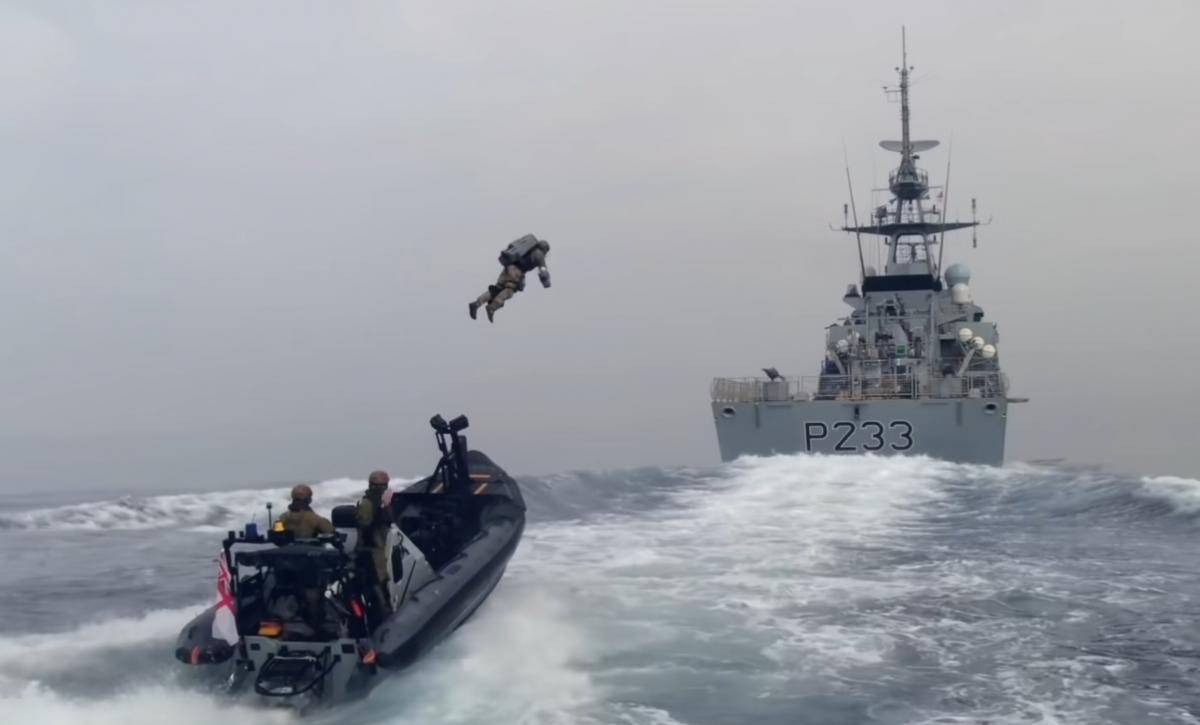 ejercito-britanico-practica-trajes-voladores-asaltar-barcos-piratas-2324585