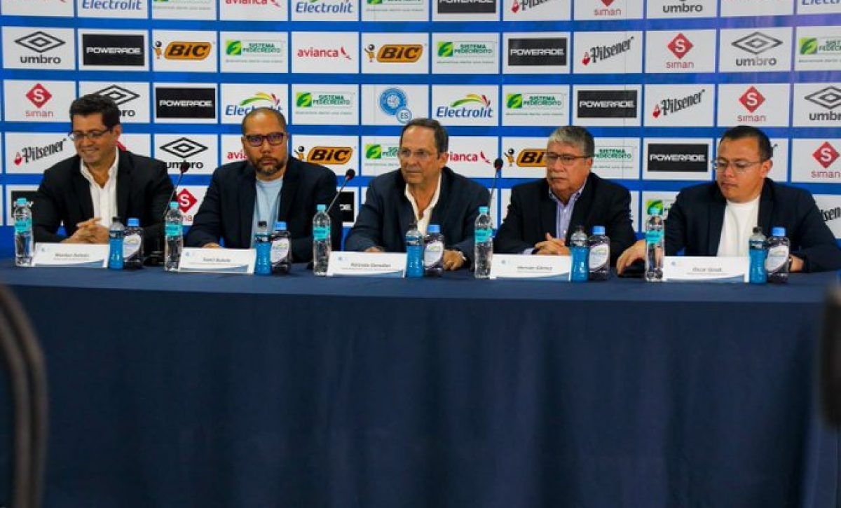 el-bolillo-gomez-toma-las-riendas-de-la-seleccion-salvadorena