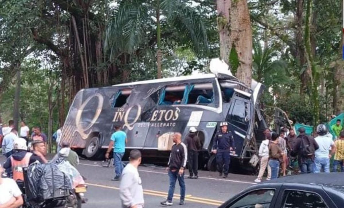 el-bus-perteneciente-a-la-agrupacion-musical-los-inquietos-del-vallenato-sufrio-un-accidente-en-antioquia-colombia