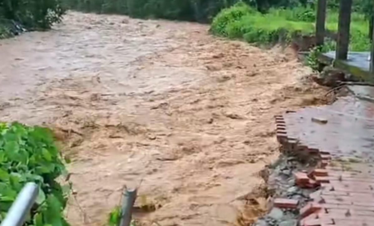 el-canton-las-naves-de-bolivar-se-encuentra-en-emergencia-por-el-desbordamiento-de-un-rio
