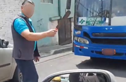 el-chofer-de-un-bus-urbano-de-la-ciudad-de-quito-se-ha-vuelto-viral-en-redes-sociales-tras-la-difusion-de-un-video