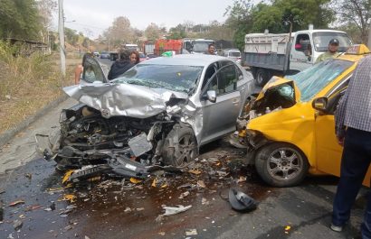 el-choque-frontal-entre-un-auto-de-color-gris-y-un-taxi-dejo-dos-hombres-muertos-en-el-sur-de-la-provincia-de-manabi