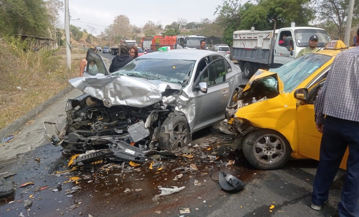 el-choque-frontal-entre-un-auto-de-color-gris-y-un-taxi-dejo-dos-hombres-muertos-en-el-sur-de-la-provincia-de-manabi