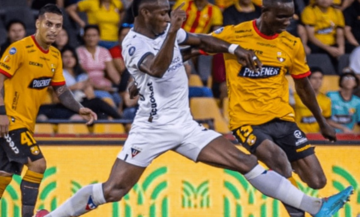 el-partido-de-futbol-que-enfrentara-a-liga-de-quito-y-barcelona-este-sabado-31-de-agosto-del-2024-empieza-a-calentarse