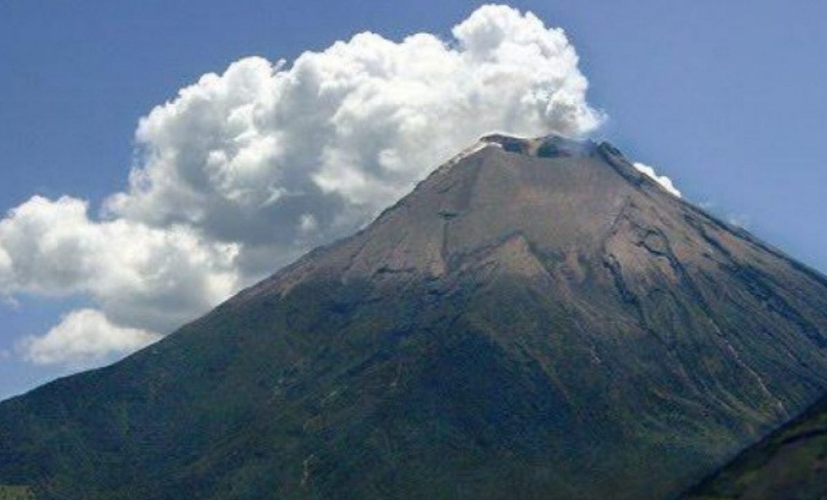 el-volcan-el-reventador-causa-caida-de-ceniza-en-napo-y-sucumbios