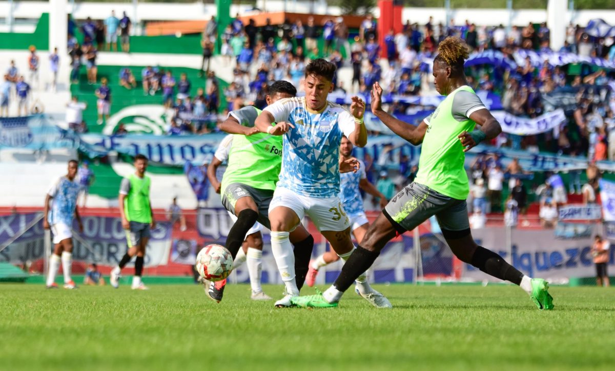 emelec-y-el-manta-fc-se-enfrentaron-en-el-estadio-reales-tamarindos-de-portoviejo-y-terminaron-empatados-a-dos