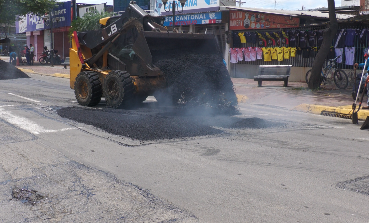 empiezan-trabajos-de-bacheos-en-la-avenida-urbina