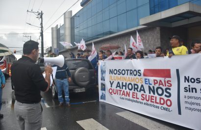empleados-de-la-cnel-unidad-de-negocios-santo-domingo-realizaron-un-planton-frente-a-las-oficinas-de-la-entidad
