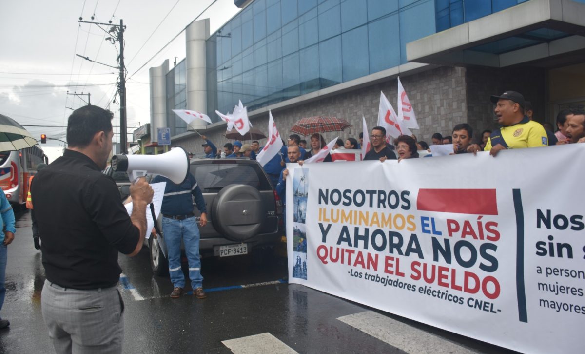 empleados-de-la-cnel-unidad-de-negocios-santo-domingo-realizaron-un-planton-frente-a-las-oficinas-de-la-entidad